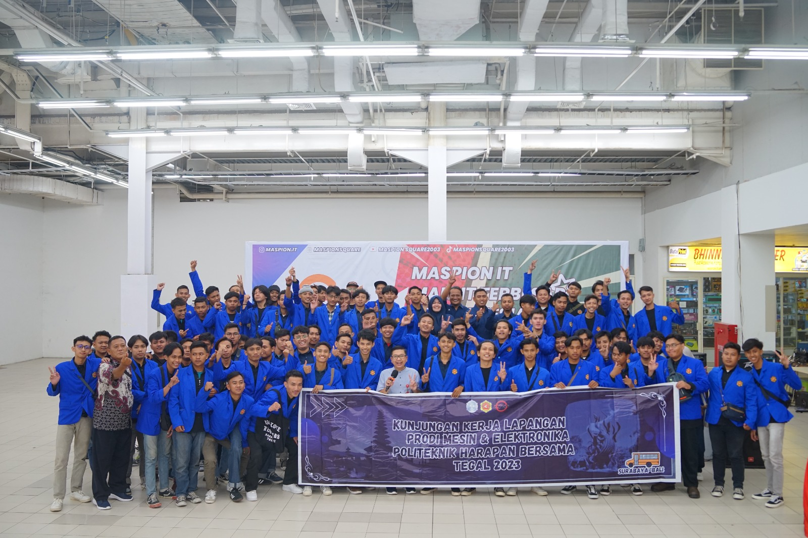 Puluhan Mahasiswa Poltek Harber Kunjungi Industri Surabaya-Bali