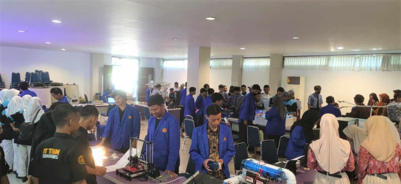 Puluhan Siswa Kunjungi Pameran Karya Mahasiswa Teknik Elektronika Poltek Harber