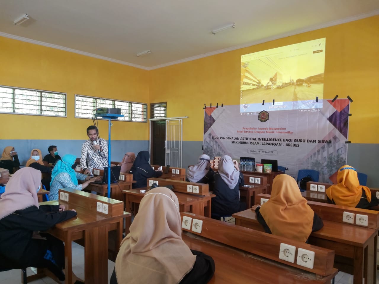Dosen PHB Berikan Seminar dan Pelatihan Artificial Intelligence di SMK Nurul Islam Larangan 